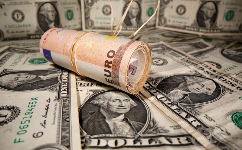 Đô la mỹ tăng giá trong khi Euro giảm, chú ý đến lịch trình tăng lãi suất